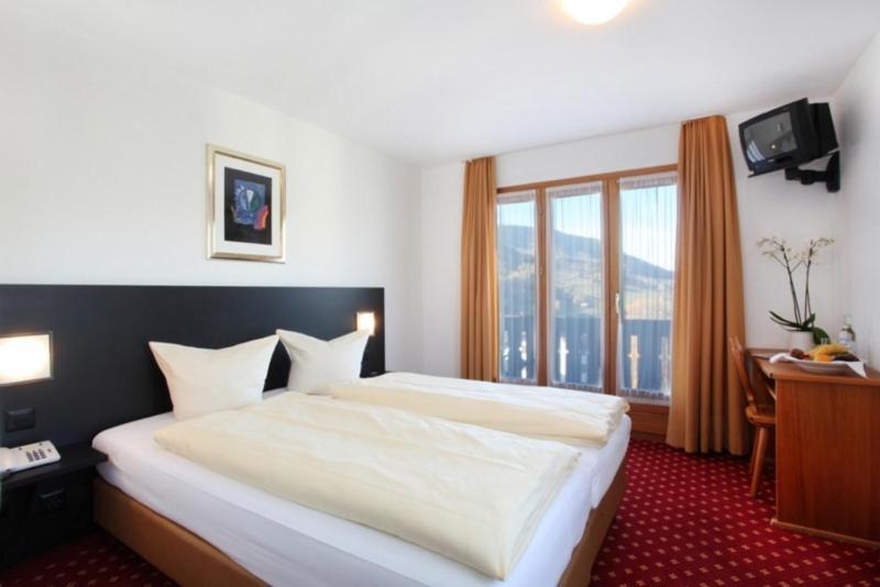 Hotel Central Obersaxen Ruang foto